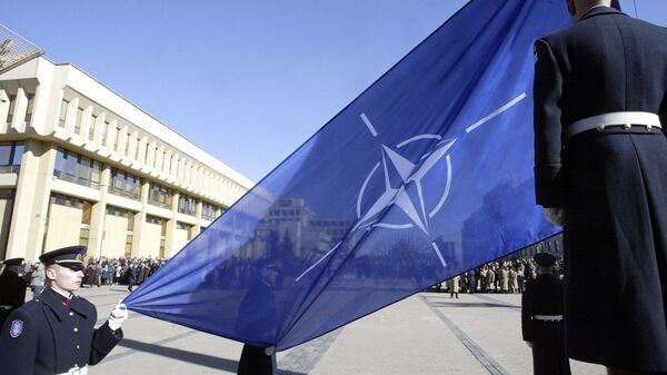 Lithuanian soldiers hoist a blue-and-white NATO flag - Sputnik Việt Nam