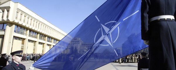 Lithuanian soldiers hoist a blue-and-white NATO flag - Sputnik Việt Nam