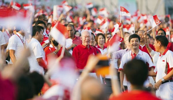 Cựu Thủ tướng Singapore Lý Quang Diệu trong cuộc diễu hành. - Sputnik Việt Nam