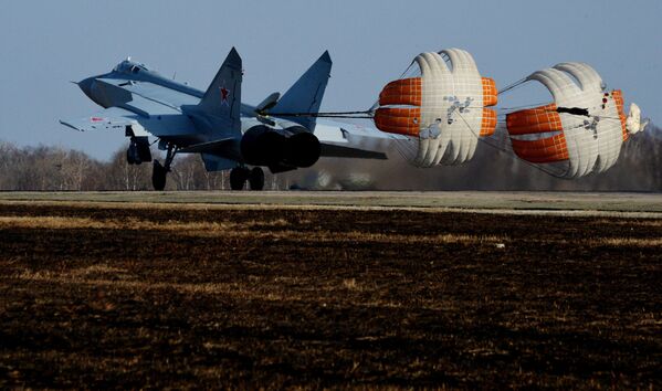 Một trong ba máy bay MiG-31 BM hiện đại hóa đầu tiên khi hạ cánh tại sân bay quân sự ở Primorye - Sputnik Việt Nam