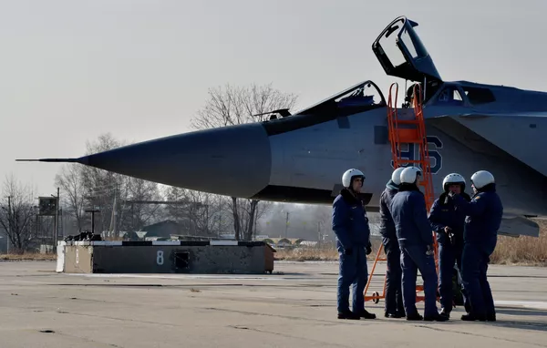 Phi công của ba chiếc MiG-31BM hiện đại hóa đầu tiên sau khi hạ cánh tại sân bay quân sự ở Primorye Phi công của ba chiếc MiG-31BM hiện đại hóa đầu tiên sau khi hạ cánh tại sân bay quân sự ở Primorye - Sputnik Việt Nam