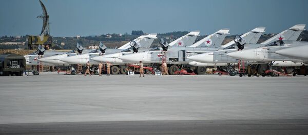 Các máy bay ném bom Su-24 tại căn cứ không quân Hmeymim ở Syria Các máy bay ném bom Su-24 tại căn cứ không quân Hmeymim ở Syria - Sputnik Việt Nam