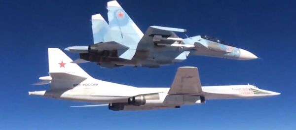 Máy bay ném bom Su-30SM với sự yểm trợ của phi cơ mang tên lửa Tu-160 của Nga - Sputnik Việt Nam