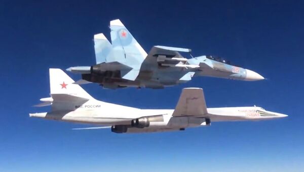 Máy bay ném bom Su-30SM với sự yểm trợ của phi cơ mang tên lửa Tu-160 của Nga - Sputnik Việt Nam