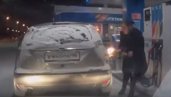 Một phụ nữ ở Surgut dùng bật lửa để soi bình xăng - Sputnik Việt Nam