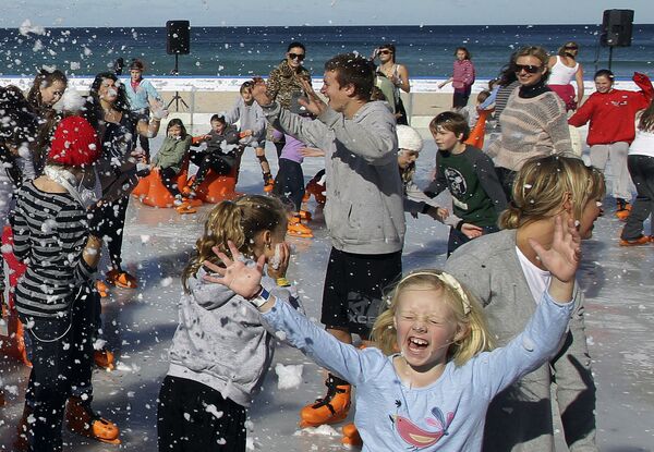 Khách du lịch và cư dân địa phương tại sân băng Bondi Beach, Sydney, Australia - Sputnik Việt Nam