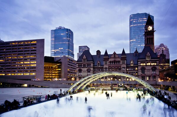 Du khách trên sân trượt băng Nathan Phillips Square tại Toronto, Canada - Sputnik Việt Nam