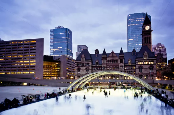 Du khách trên sân trượt băng Nathan Phillips Square tại Toronto, Canada Du khách trên sân trượt băng Nathan Phillips Square tại Toronto, Canada - Sputnik Việt Nam