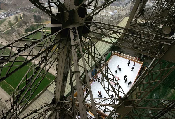 Sân trượt băng trên tháp Eiffel Sân trượt băng trên tháp Eiffel - Sputnik Việt Nam