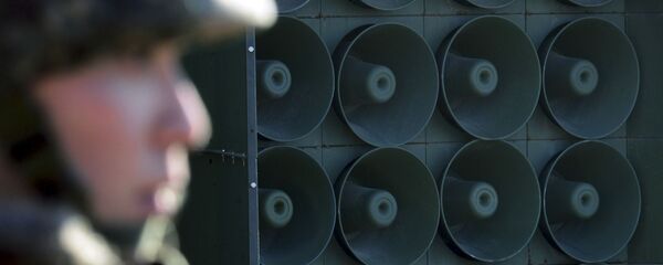 Một binh sĩ trên nền dàn loa đại ở Hàn Quốc - Sputnik Việt Nam