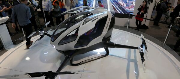 Tại triển lãm đồ điện tử dân dụng CES CES-2016 tại Las Vegas, (Mỹ), công ty Trung Quốc Ehang giới thiệu mẫu thiết bị bay không người lái dùng để chở một hành khách. Tại triển lãm đồ điện tử dân dụng CES CES-2016 tại Las Vegas, (Mỹ), công ty Trung Quốc Ehang giới thiệu mẫu thiết bị bay không người lái dùng để chở một hành khách. - Sputnik Việt Nam