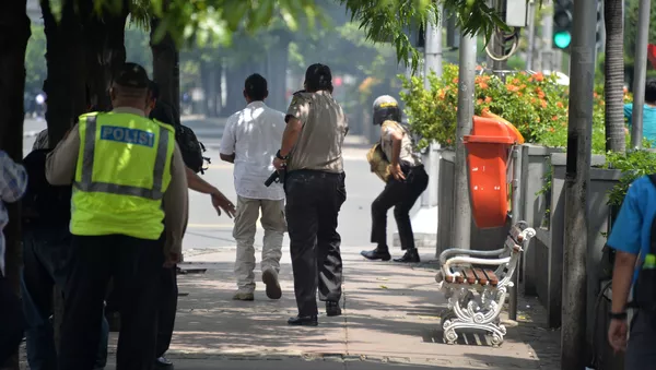 Cảnh sát tại hiện trường vụ nổ ở Jakarta Cảnh sát tại hiện trường vụ nổ ở Jakarta - Sputnik Việt Nam