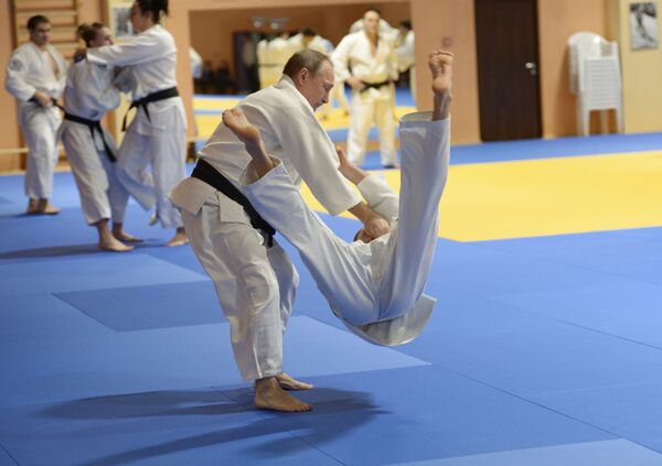 Tổng thống Vladimir Putin trong buổi tập với các thành viên đội tuyển  judo quốc gia Nga  - Sputnik Việt Nam