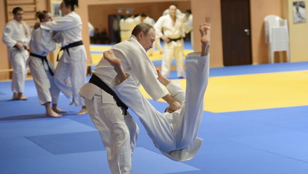 Tổng thống Vladimir Putin trong buổi tập với các thành viên đội tuyển  judo quốc gia Nga - Sputnik Việt Nam