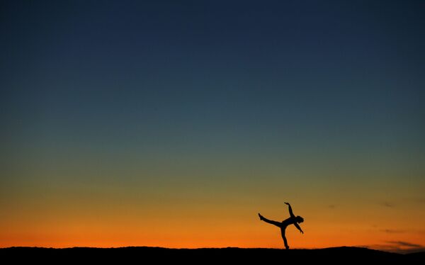 Bóng dáng vũ nữ ballet trên nền hoàng hôn ở California - Sputnik Việt Nam