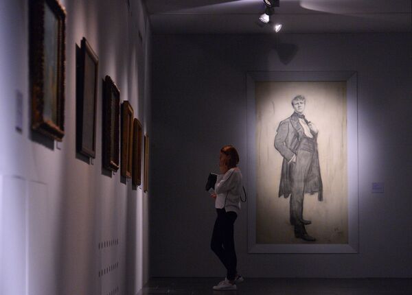 Một người tham quan đang ngắm bức tranh Chân dung Chaliapin, 1905 tại lễ khai mạc triển lãm Valentin Serov - Sputnik Việt Nam