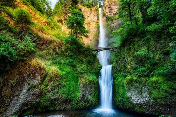 Cầu qua thác Multnomah ở Oregon, Mỹ. - Sputnik Việt Nam