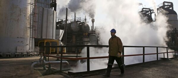 Рабочий на иранском нефтеперерабатывающем заводе к югу от Тегерана - Sputnik Việt Nam