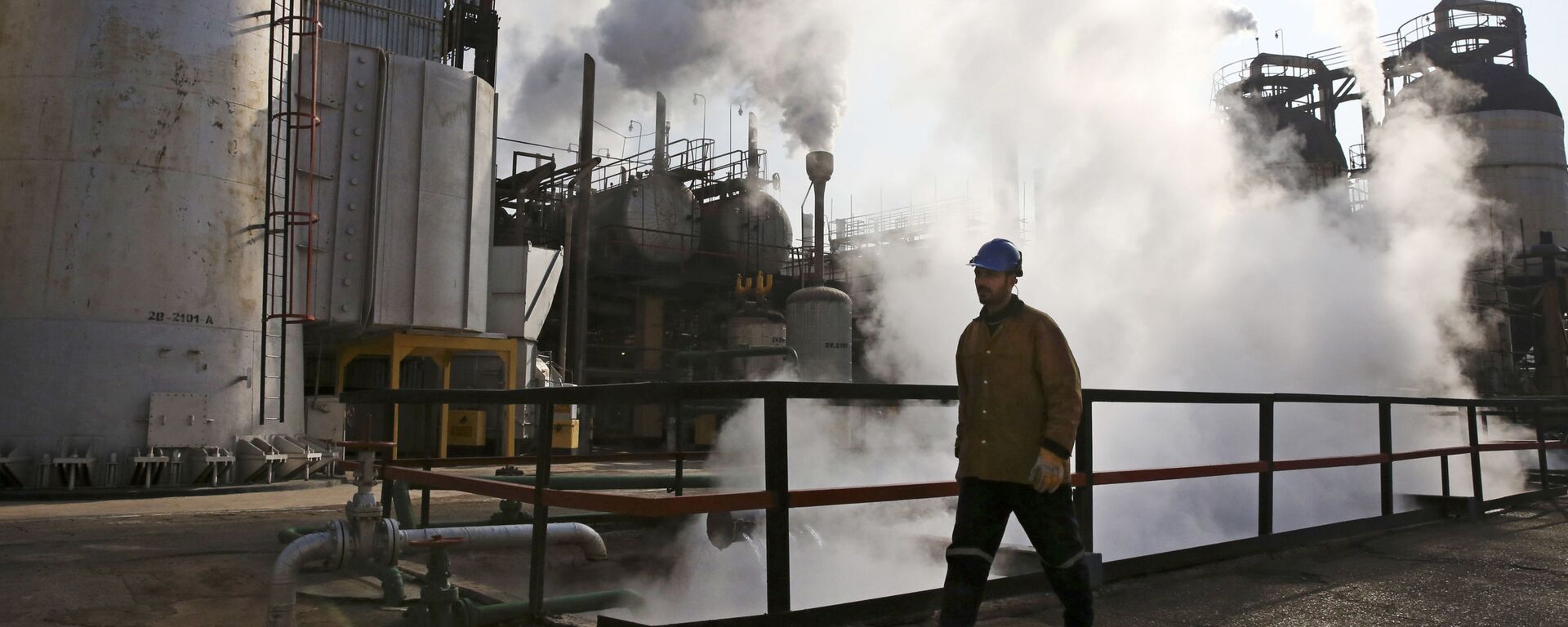 Рабочий на иранском нефтеперерабатывающем заводе к югу от Тегерана - Sputnik Việt Nam, 1920, 23.04.2026