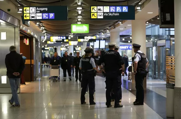 Nhân viên cảnh sát tại sân bay Dusseldorf Nhân viên cảnh sát tại sân bay Dusseldorf - Sputnik Việt Nam