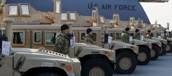 Quân nhân Ukraine bên những chiếc xe Humvee của quân đội Mỹ Quân nhân Ukraine bên những chiếc xe Humvee của quân đội Mỹ - Sputnik Việt Nam