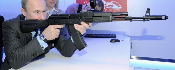 Ngày 26 tháng 4 năm 2014, Tổng thống Nga Vladimir Putin cầm khẩu AK-74 tại triển lãm Đường sắt Nga. - Sputnik Việt Nam