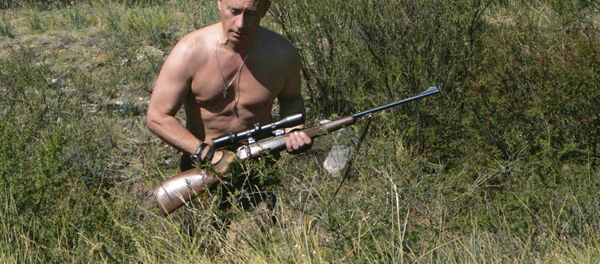Tổng thống Nga Vladimir Putin đi săn trong khu vực phía tây dãy núi Sayan, tháng 8 năm 2007. - Sputnik Việt Nam