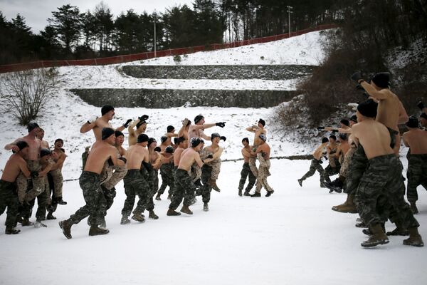 Lính thủy đánh bộ Nam Triều Tiên và Mỹ trong cuộc tập trận chung ở Pyeongchang - Sputnik Việt Nam