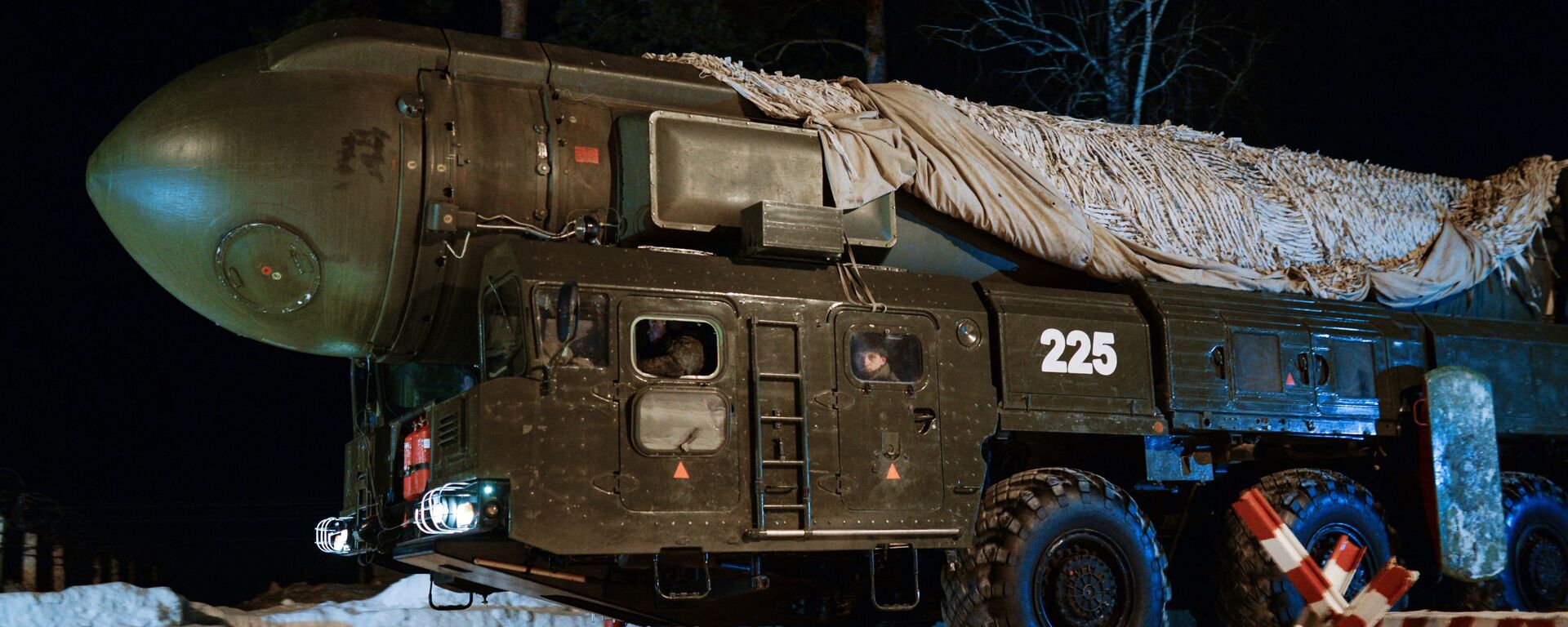 Tổ hợp tên lửa cơ động Topol thuộc đơn vị hỗn hợp Novosibirsk trong thời gian thi hành nhiệm vụ trực chiến tại khu vực Novosibirsk - Sputnik Việt Nam, 1920, 27.01.2026