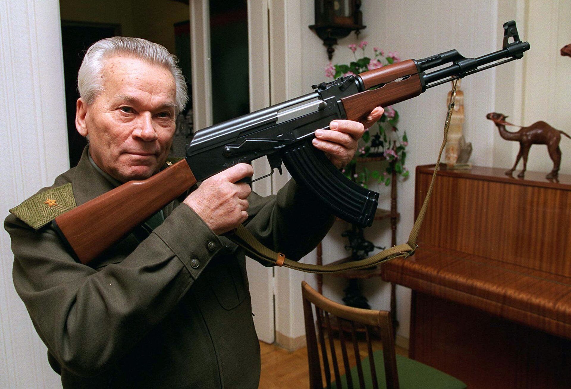 Mikhail Kalashnikov và AK-47 - Sputnik Việt Nam, 1920, 12.11.2024