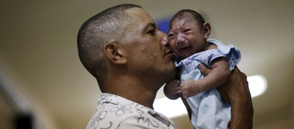 Отец с ребенком с микроцефалией - Sputnik Việt Nam