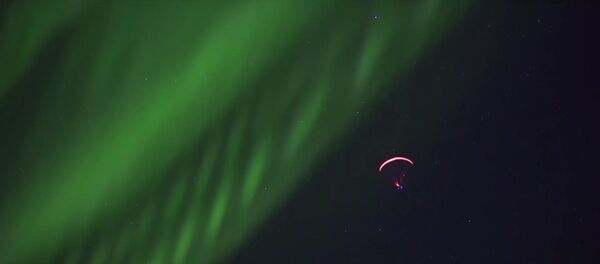 Vũ điệu của dù lượn trên nền cực quang phương Bắc - Sputnik Việt Nam