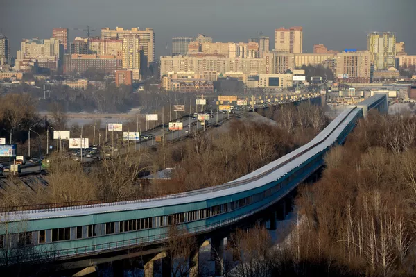 Cầu đường bộ “Kommunalnyi” và cầu metro bắc qua sông Ob ở Novosibirsk Cầu đường bộ “Kommunalnyi” và cầu metro bắc qua sông Ob ở Novosibirsk - Sputnik Việt Nam