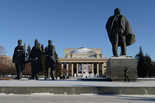 Tác phẩm điêu khắc trước Nhà hát Opera và Ballet Novosibirsk ở quảng trường mang tên Lênin, Novosibirsk. Tác phẩm điêu khắc trước Nhà hát Opera và Ballet Novosibirsk ở quảng trường mang tên Lênin, Novosibirsk. - Sputnik Việt Nam