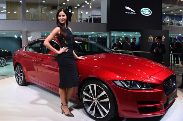 Nữ diễn viên Ấn Độ Katrina Kaif tạo dáng bên chiếc xe Jaguar tại Indian Auto Expo 2016 - Sputnik Việt Nam