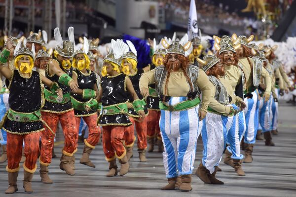 Các vũ công trường samba Vai-Vai thể hiện phong cách Pháp bằng màn diễn Je suis Vai-Vai. Bem-Vindos a França! Lễ hội Sao Paulo ngày 7 tháng 2 năm 2016. Bên cạnh họ là Tổng Lãnh sự Pháp Demian Loras. - Sputnik Việt Nam