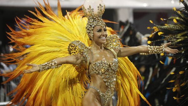 Người mẫu và nữ diễn viên Sabrina Sato, Brazil thuộc trường múa samba Gavioes da Fiel, trong đoàn diễu hành tại Sao Paulo, Brazil, ngày 6 tháng 2 năm 2016. - Sputnik Việt Nam