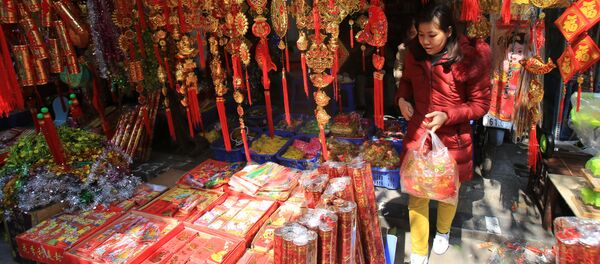 Quầy bán đồ trang trí Tết, khu phố cổ Hà Nội - Sputnik Việt Nam