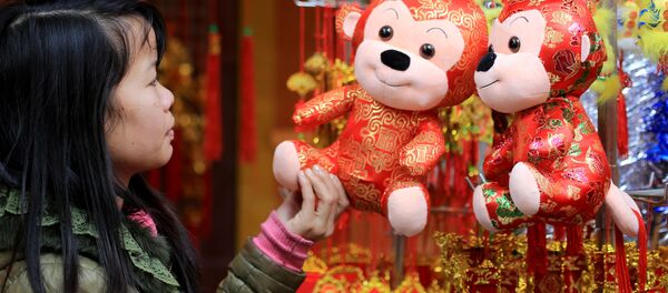 Xem đồ chơi khỉ trong một cửa hàng bán đèn lồng và đồ trang trí Tết tại khu phố cổ Hà Nội. - Sputnik Việt Nam