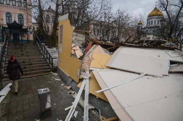 Phá dỡ các kiốt và gian hàng mua sắm cạnh ga tàu điện ngầm  Kropokinskaia - Sputnik Việt Nam