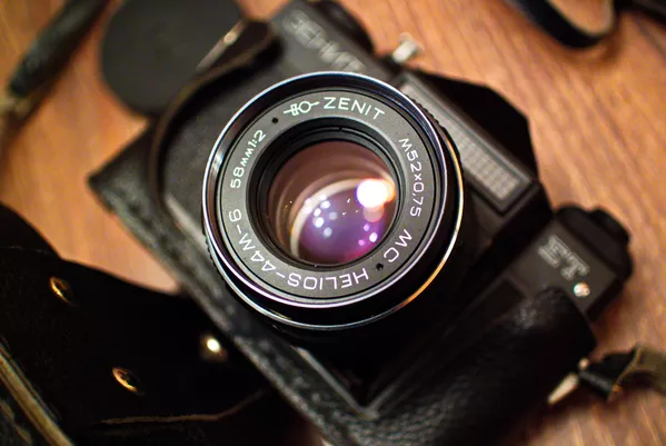 Máy ảnh Zenit-ET với ống kính Helios-44m-6 do Liên Xô chế tạo Máy ảnh Zenit-ET với ống kính Helios-44m-6 do Liên Xô chế tạo - Sputnik Việt Nam