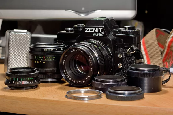 Máy ảnh gương lật Liên Xô Zenit-AM2 với ống kính Helios 44K-4 và bộ kính quang học Máy ảnh gương lật Liên Xô Zenit-AM2 với ống kính Helios 44K-4 và bộ kính quang học - Sputnik Việt Nam