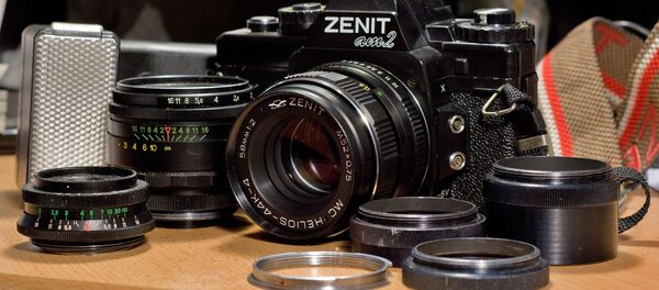 Máy ảnh gương lật Liên Xô Zenit-AM2 với ống kính Helios 44K-4 và bộ kính quang học - Sputnik Việt Nam