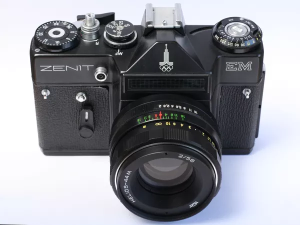 Máy ảnh Liên Xô Zenit-EM với ống kính Helios-44m Máy ảnh Liên Xô Zenit-EM với ống kính Helios-44m - Sputnik Việt Nam
