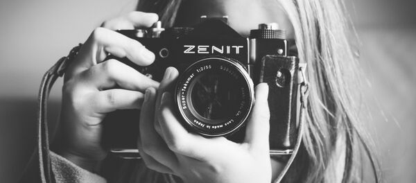 Cô gái với máy ảnh Zenit do Liên Xô chế tạo Cô gái với máy ảnh Zenit do Liên Xô chế tạo - Sputnik Việt Nam