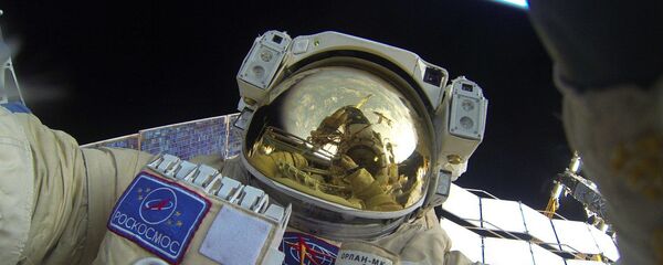 Các phi hành gia Nga bước ra khoảng không vũ trụ - Sputnik Việt Nam