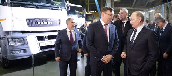 Ông Putin hứa tiếp tục dành hỗ trợ cho nhà máy KamAZ - Sputnik Việt Nam