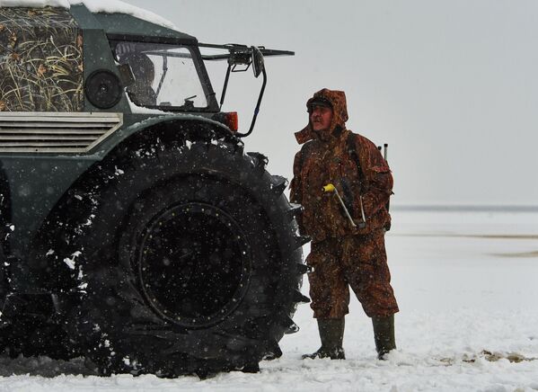 Màn trình diễn của xe địa hình lưỡng cư Sherp trên bờ hồ Ladoga, tỉnh Leningrad. - Sputnik Việt Nam