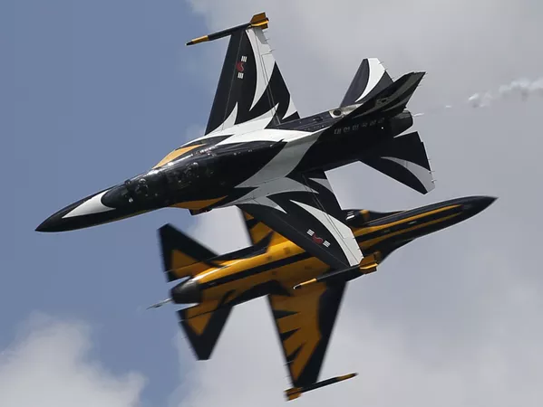 Nhóm thuật lái nhào lộn “Hắc ưng” của Không quân Hàn Quốc tại lễ khai mạc Singapore Airshow 2016. Nhóm thuật lái nhào lộn “Hắc ưng” của Không quân Hàn Quốc tại lễ khai mạc Singapore Airshow 2016. - Sputnik Việt Nam