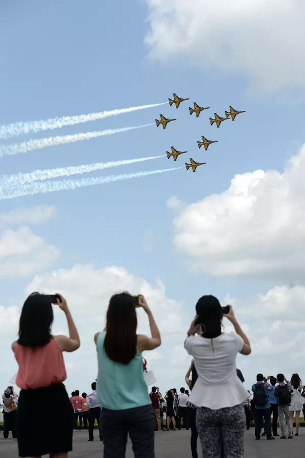 Nhóm thuật lái nhào lộn “Hắc ưng” của Không quân Hàn Quốc tại lễ khai mạc Singapore Airshow 2016. Nhóm thuật lái nhào lộn “Hắc ưng” của Không quân Hàn Quốc tại lễ khai mạc Singapore Airshow 2016. - Sputnik Việt Nam